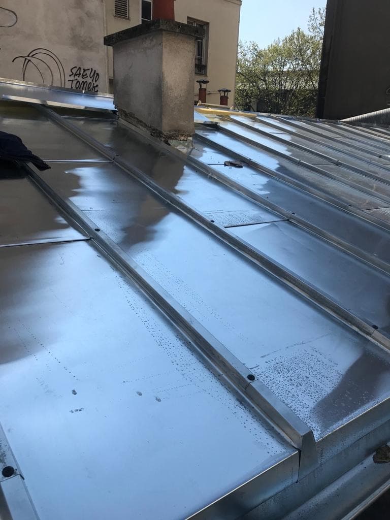 Toiture en zinc réalisée par Art Déco Lux au Luxembourg